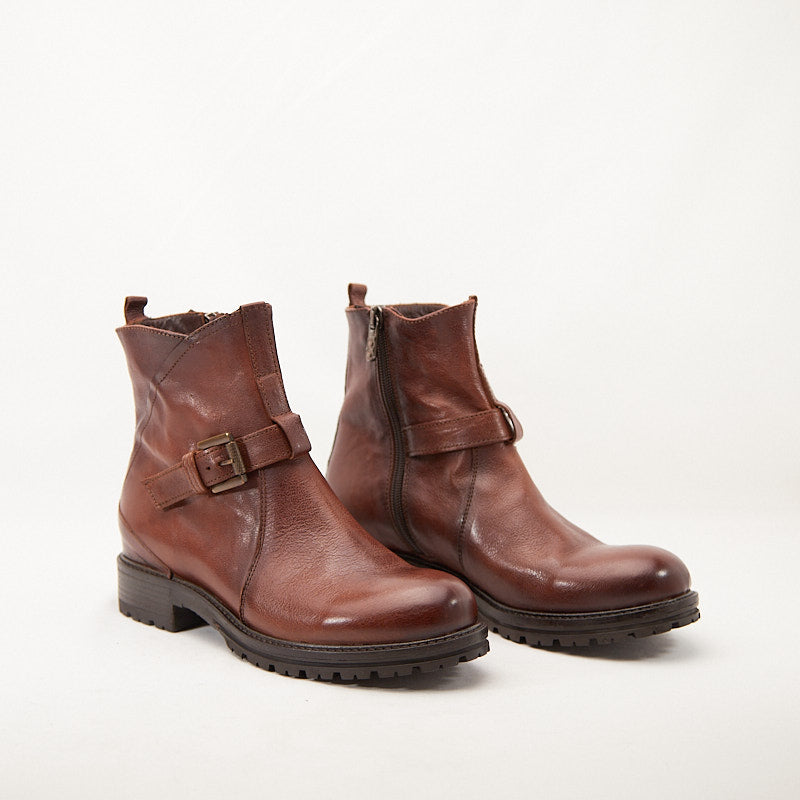 AILA - Stivaletto in pelle di bufalo con fibbia ornamentale - HUNDRED100®