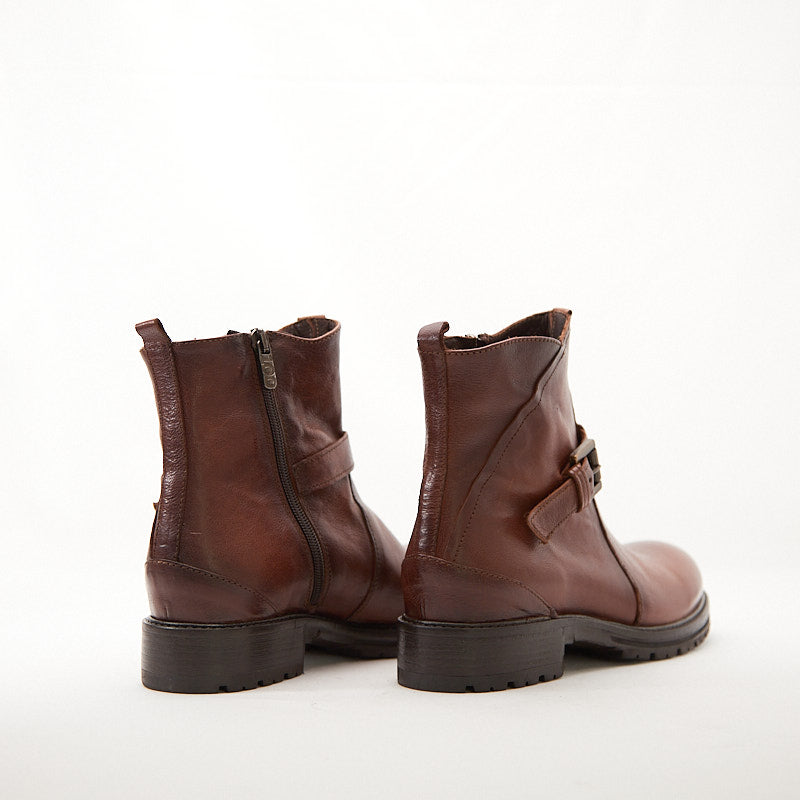 AILA - Stivaletto in pelle di bufalo con fibbia ornamentale - HUNDRED100®