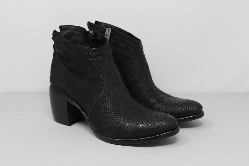 W6004 - SAMPLE - HUNDRED100®