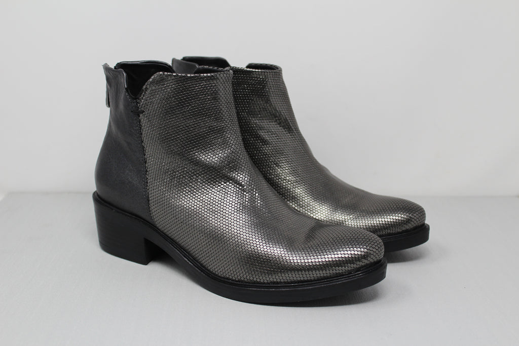 W6013 - SAMPLE - HUNDRED100®