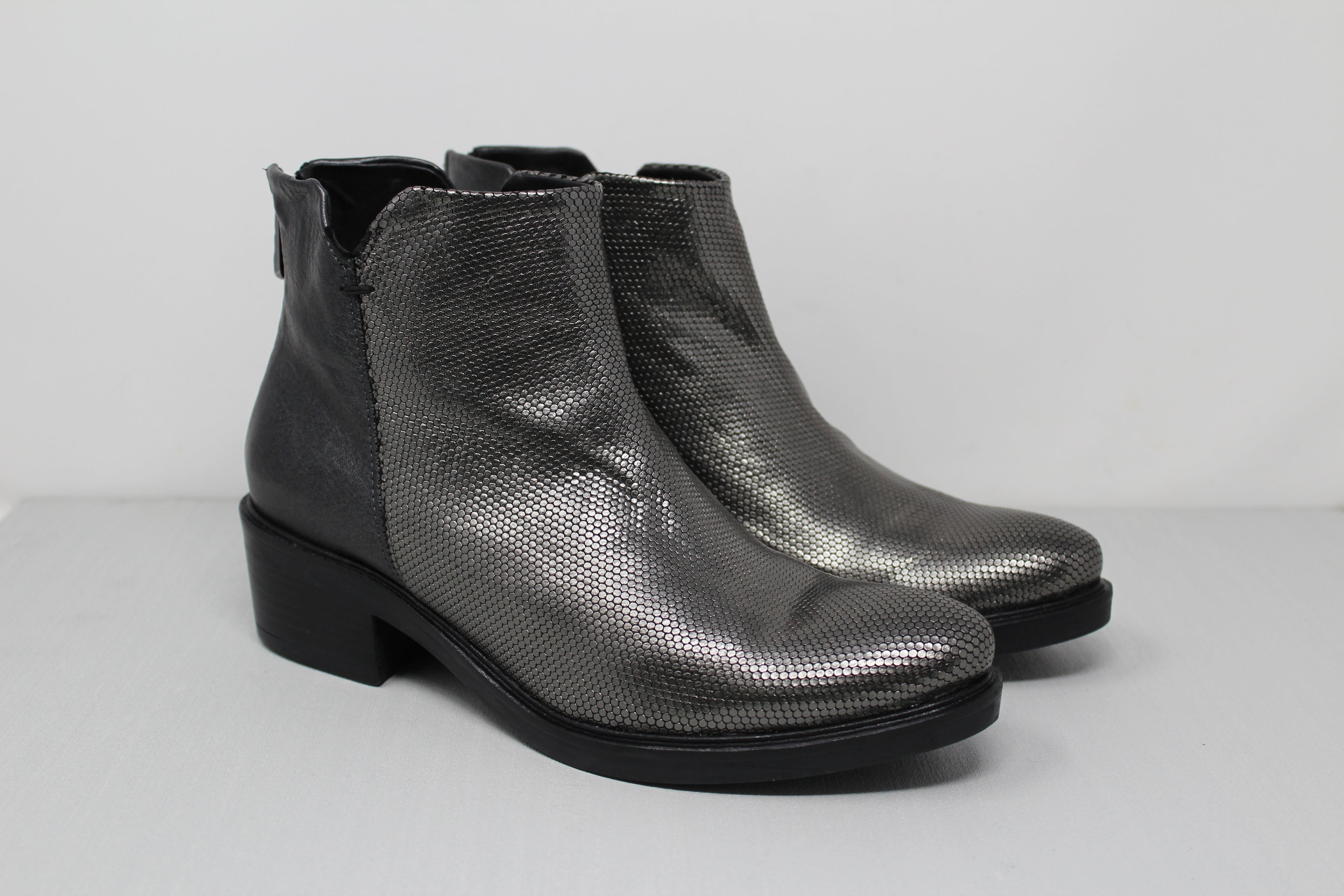 W6013 - SAMPLE - HUNDRED100®