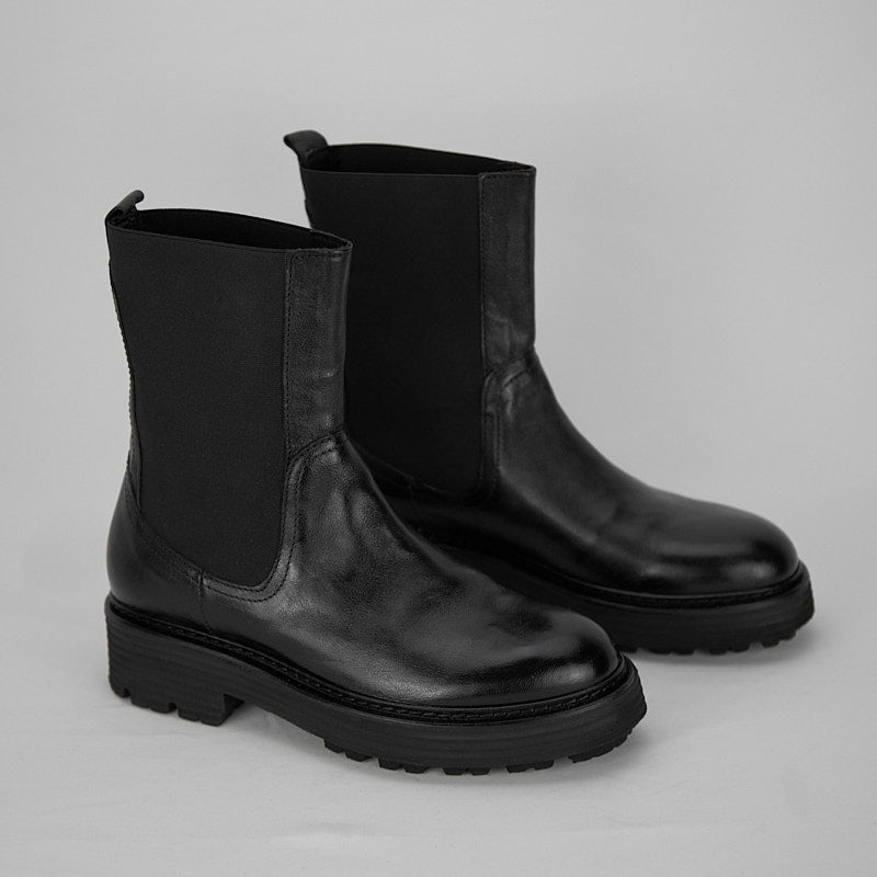 BLACK ARMOR - Women's Chelsea Boot in Black Vegetable Buffalo - HUNDRED100®