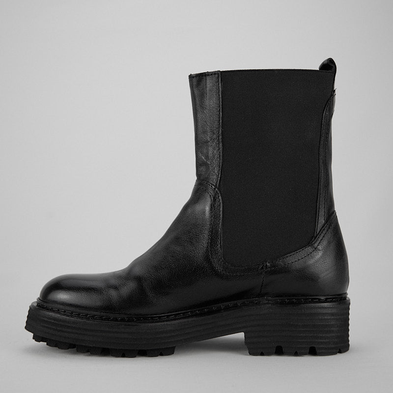 BLACK ARMOR - Women's Chelsea Boot in Black Vegetable Buffalo - HUNDRED100®