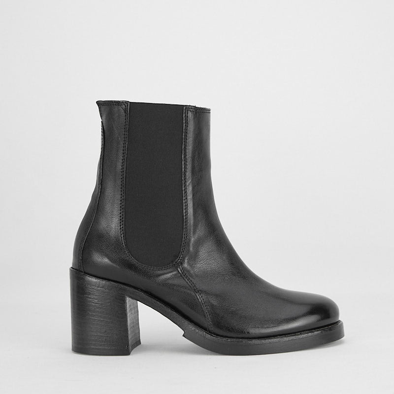 CINZEL NERO - Women's Buffalo Leather Chelsea Boot - HUNDRED100®