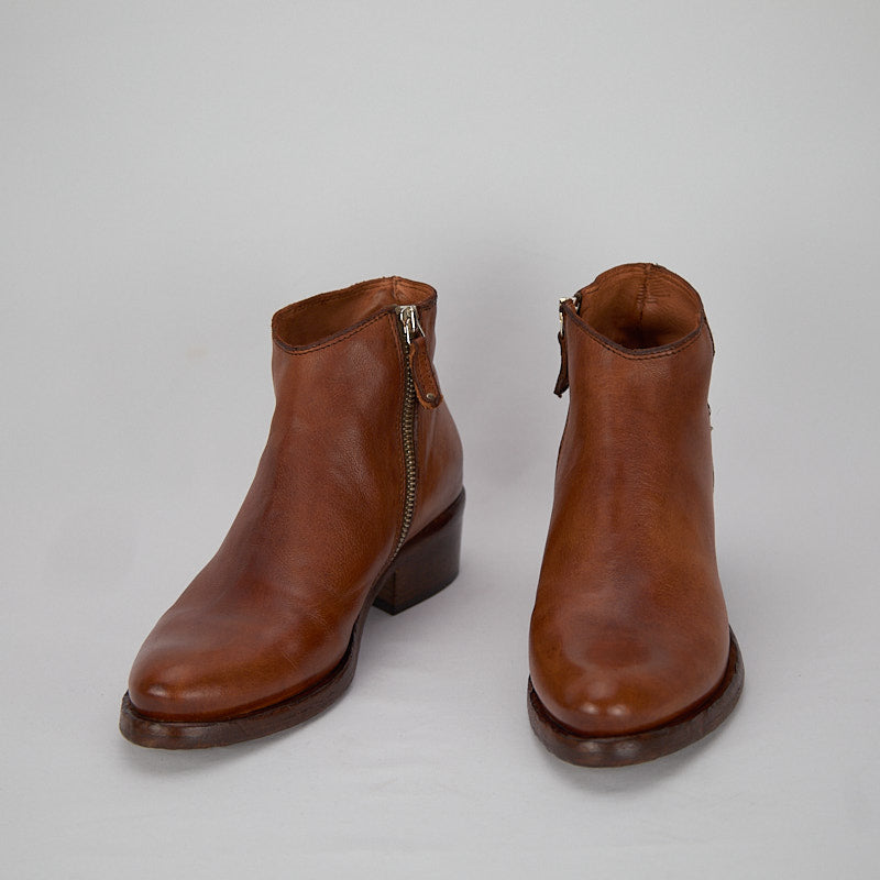 ISAH - Women's Zip Ankle Boot in Garment Dyed Buffalo Leather - HUNDRED100®