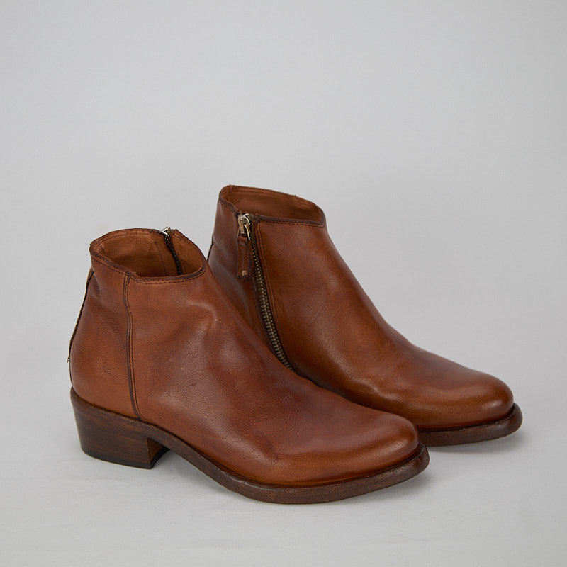 ISAH - Women's Zip Ankle Boot in Garment Dyed Buffalo Leather - HUNDRED100®