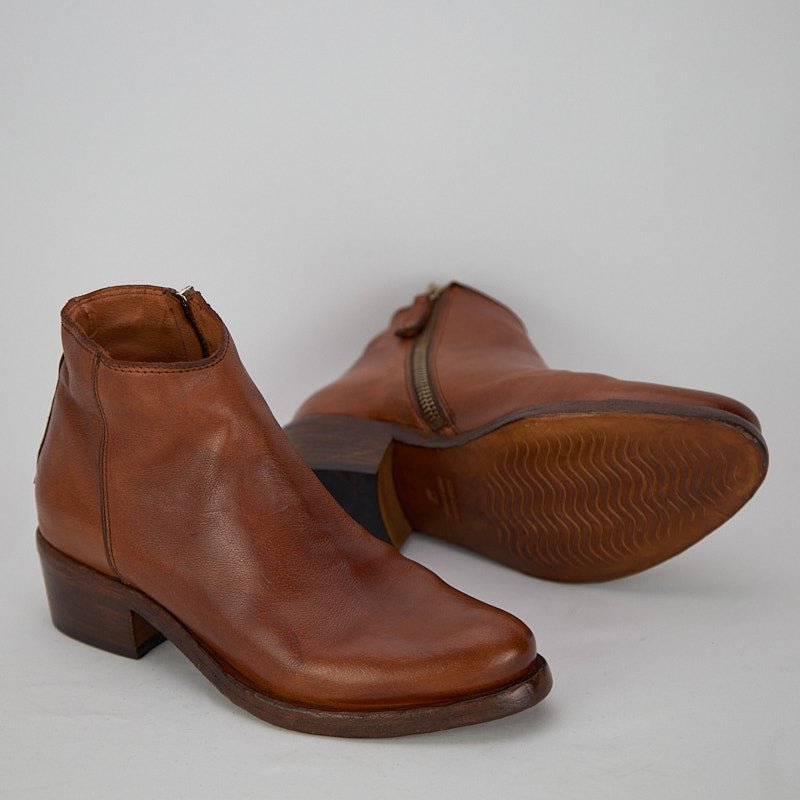 ISAH - Women's Zip Ankle Boot in Garment Dyed Buffalo Leather - HUNDRED100®