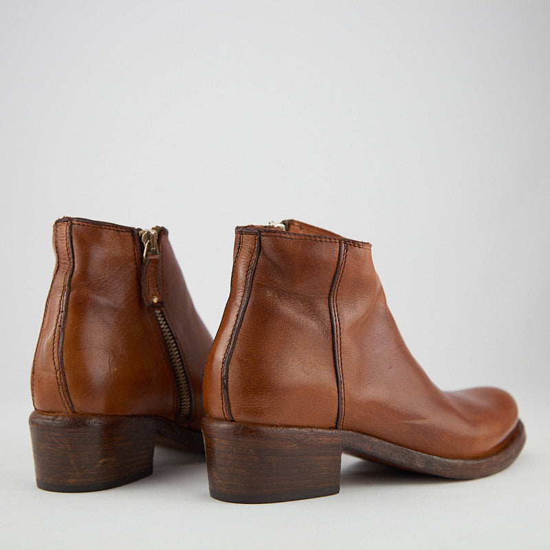 ISAH - Women's Zip Ankle Boot in Garment Dyed Buffalo Leather - HUNDRED100®