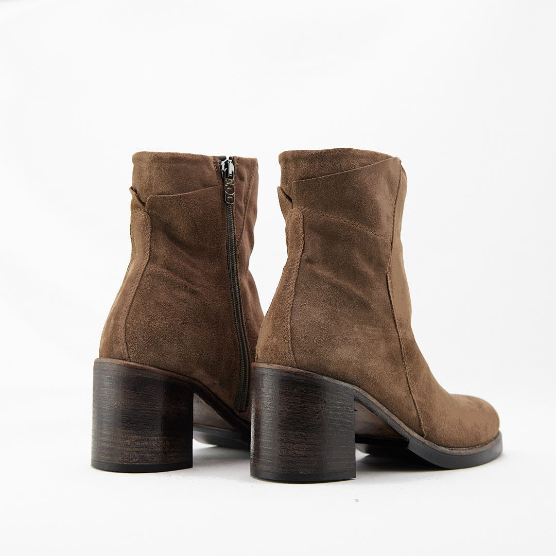 ARAPEY NOCCIOLA - Stivaletto con Zip Donna in Camoscio - HUNDRED100® - HUNDRED100