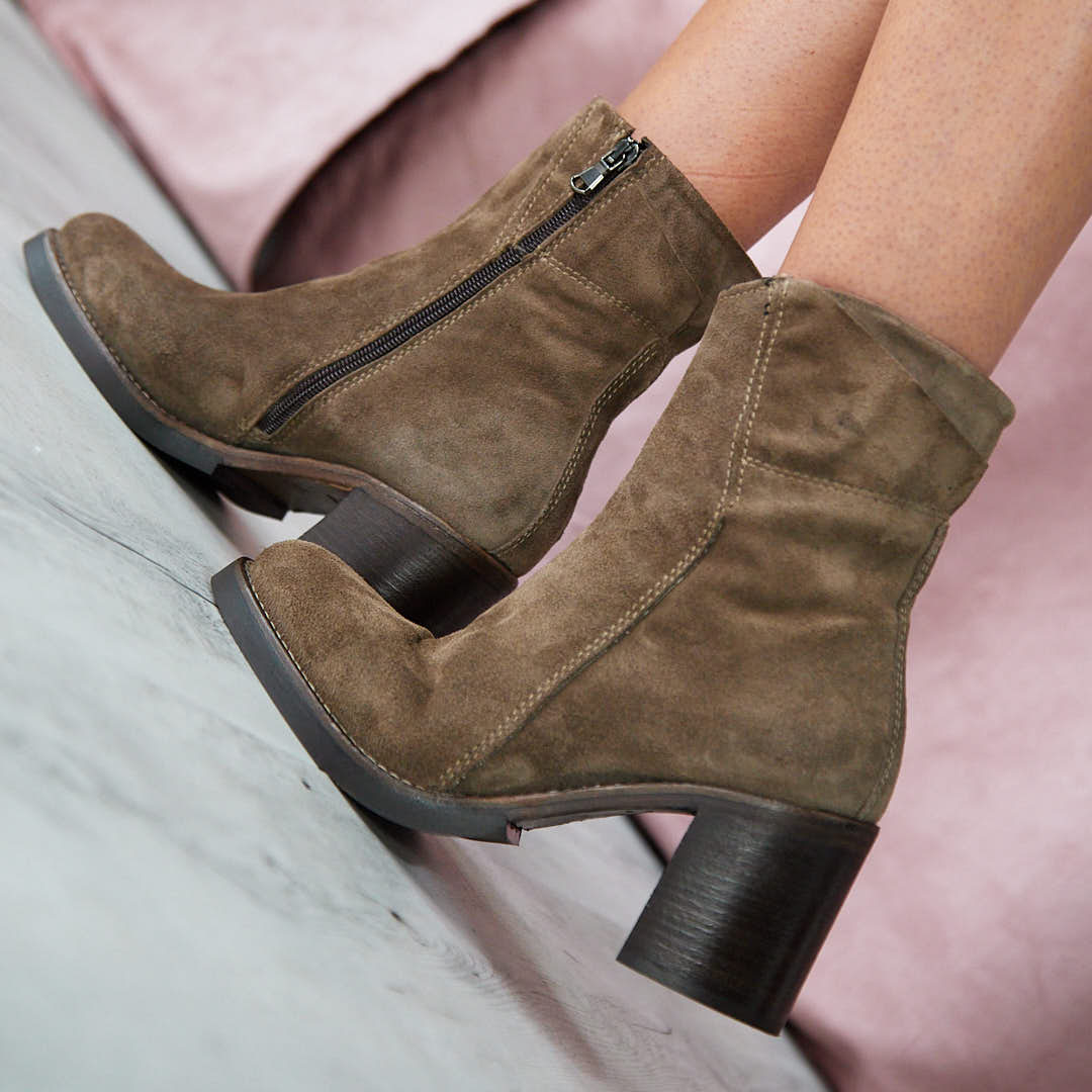 ARAPEY NOCCIOLA - Stivaletto con Zip Donna in Camoscio - HUNDRED100® - HUNDRED100